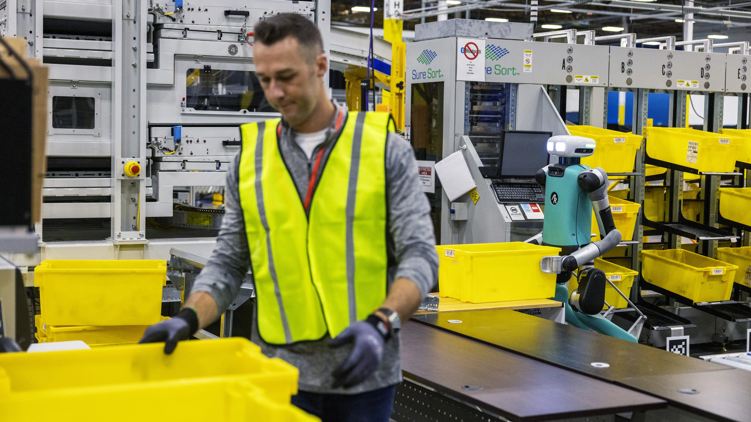 Amazon's Robotics Revolution - Transforming Fulfillment Centers for Greater Efficiency